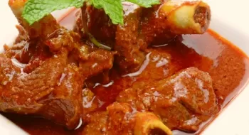 গরম ভাতের সঙ্গে খাসির মাংসের ঝোল