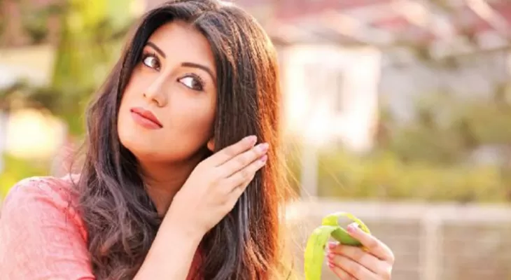 রুক্ষ চুলকে ঝলমলে সুন্দর করবেন যেভাবে