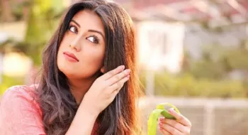 রুক্ষ চুলকে ঝলমলে সুন্দর করবেন যেভাবে