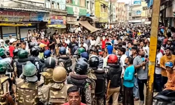 ভারতে মসজিদ ভাঙা নিয়ে বিক্ষোভ, পুলিশের সঙ্গে সংঘর্ষ
