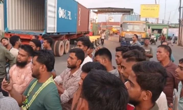 শ্রমিককে মারধর, চট্টগ্রাম বন্দরে কনটেইনার ডেলিভারি বন্ধ