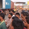 শ্রমিককে মারধর, চট্টগ্রাম বন্দরে কনটেইনার ডেলিভারি বন্ধ