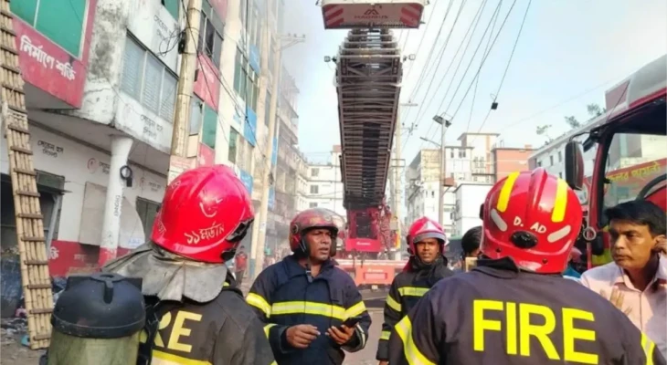 গাজীপুরে পোশাক কারখানায় আগুন, নিয়ন্ত্রণে ৯ ইউনিট