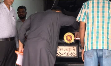 গাড়ি থেকে নিজ হাতে সরকারি লোগো খুললেন ইশরাক