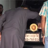 গাড়ি থেকে নিজ হাতে সরকারি লোগো খুললেন ইশরাক