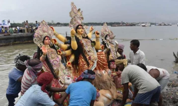 আজ বিজয়া দশমী, মণ্ডপে মণ্ডপে বিদায়ের সুর